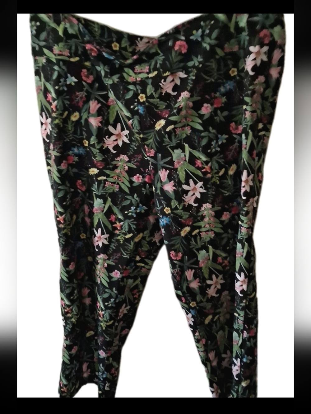 Roz & Ali - Women's Black Floral Pull On Stretch Cropped/Ankle Pants. Size 14